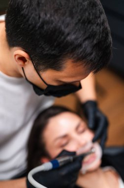 Odaklanmış Lamba Altında Hassas Diş Tedavisi Alınan Kadın, Eldiven Pratikçisi El Yazısını Kullanıyor