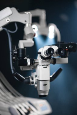 Sandalyesi ve Masaüstü Işıklı Modern Diş İşletmesi, Döşeme Yatağı, Yandaki Enstrüman Tepsisi, Sıcak