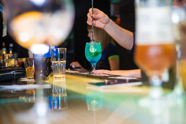 Barman versant un cocktail — Photo