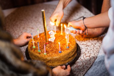 Mumları yanan doğum günü pastası