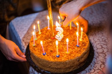 Mumları yanan doğum günü pastası