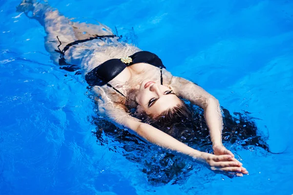 Довольно стройная девушка в бассейне — стоковое фото