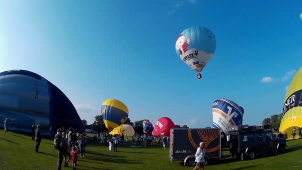 Kiel, Németország - Juni 22, 2016: forró levegő léggömb Liftoff a 10. Nemzetközi léggömb vitorla, Kiel, Németország. — Stock videók