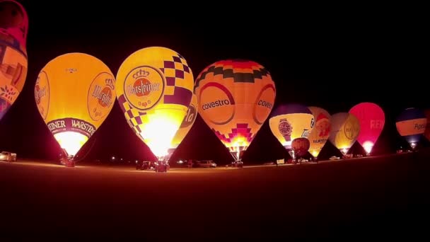 Kiel, Németország - Juni 22, 2016: Izzó hőlégballonok az éjszakai fény a 10. Nemzetközi léggömb vitorla, Kiel, Németország. — Stock videók