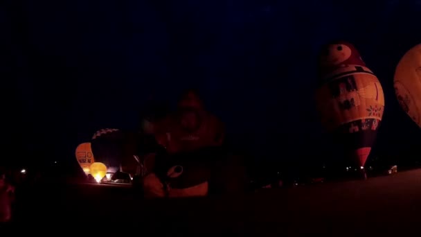 Kiel, deutschland - 22. juni 2016: glühende heißluftballons in der nacht leuchten auf der 10. internationalen ballonfahrt in kiel, deutschland. — Stockvideo