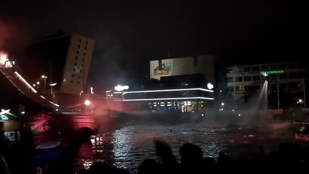 Kiel, Duitsland - 25 Juni 2016: Oceaan sprong show tijdens de Weekl van de Kiel in Kiel, Duitsland. — Stockvideo
