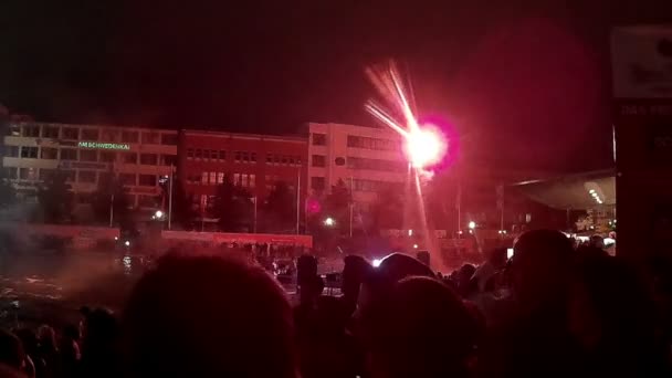 KIEL, ALEMANIA - 25 DE JUNIO DE 2016: Ocean Jump Nightshow durante el Kiel Weekl en Kiel, Alemania . — Vídeos de Stock