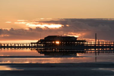 Günbatımında Almanya 'da Aziz Peter Emirleri sahilinde