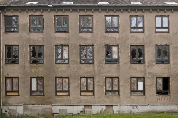 Facciata di un edificio abbandonato — Foto Stock