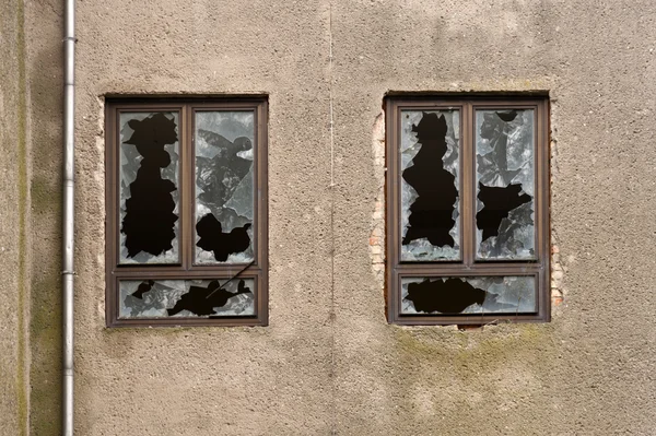 Фасад заброшенного здания — стоковое фото