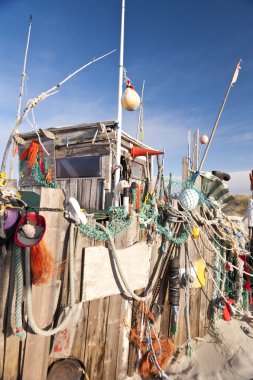 Plaj kulübe sürüklenen mal ile yapılan