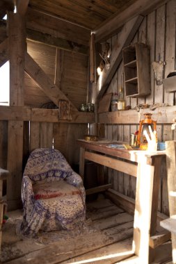 Plaj kulübe sürüklenen mal ile yapılan