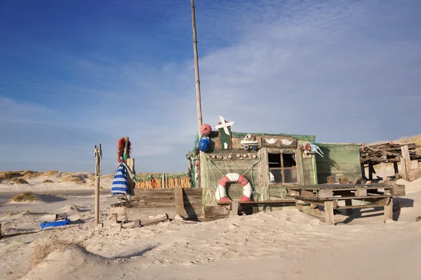 Domek na plaży z Flotsam — Zdjęcie stockowe