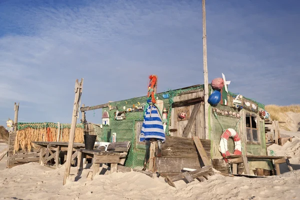 Strandhytte laget av drivgods – stockfoto