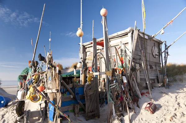 Domek na plaży z Flotsam — Zdjęcie stockowe