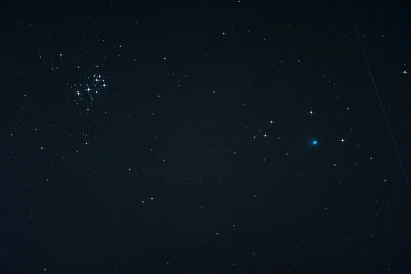 Старфилд с кометой Любовью и Плеядами — стоковое фото