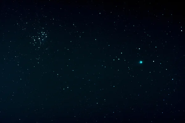 Starfield con la cometa Lovejoy e Pleiades — Foto Stock