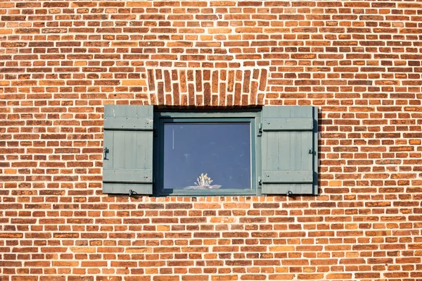 Janela velha na parede da alvenaria — Fotografia de Stock