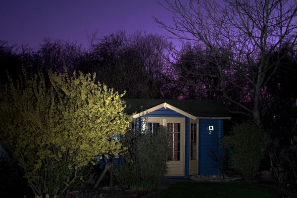 Casa de jardim à noite — Fotografia de Stock