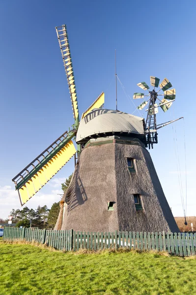 Molino de viento en Amrum en Alemania — Foto de Stock