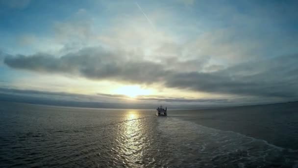 Ferry naar het Noord-Friese Waddeneilanden in Duitsland — Stockvideo