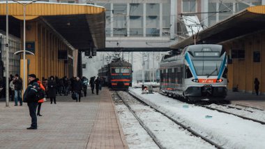 Tren bir kış günü Minsk 'teki yolcu platformuna varır. 