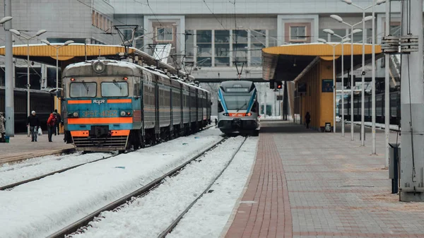 Поезд прибывает на пассажирскую платформу в Минске в зимний день — стоковое фото