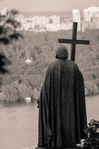 Prince Vladimir on a hillside in Kiev overlooking the Dnieper — Stock Photo, Image