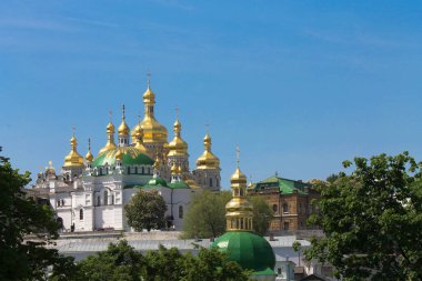 Güneşli bir günde Kiev-Pechersk Lavra manzarası