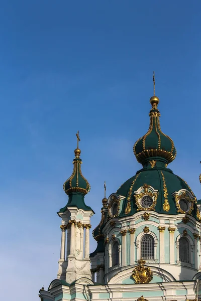 Mavi gökyüzüne karşı Kiev-Pechersk Lavra Kilisesi 'nin yeşil kubbeleri