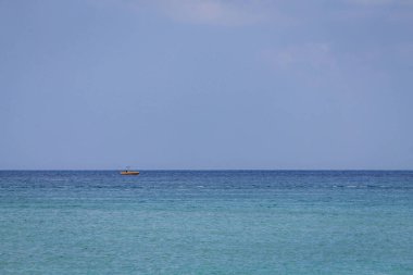 Açık mavi gökyüzü ve mavi deniz arasındaki ufuk çizgisi