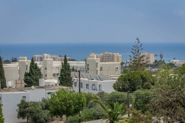 Tepeden Protaras 'ın çatılarına ve denize bak.