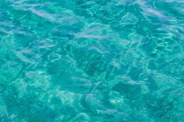 Eau de mer limpide azurée qui brille au soleil, Mer Noire, Chypre — Photo