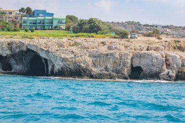 Manikürlü yeşil çimenleri olan modern villalar.