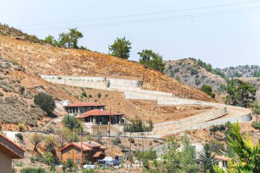 Kıbrıs 'ın Kakopetria köyündeki dağ zikzaklı yol