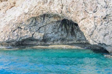 Kıbrıs 'ta bir kayanın içinde deniz tarafından yıkanan büyük bir mağara