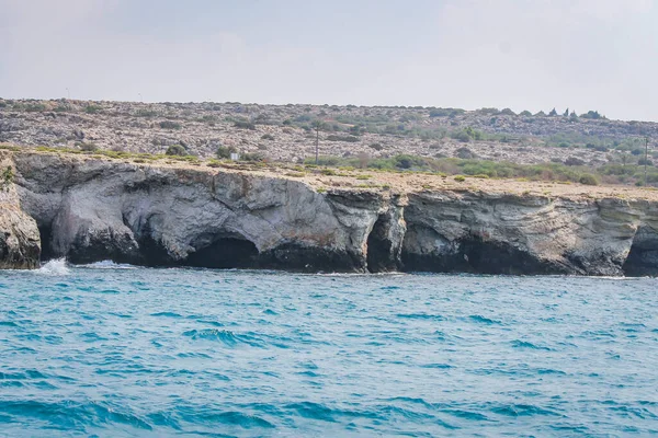 Small backwater surrounded by a stone cliff with azure water in Cyprus — Stock Photo, Image