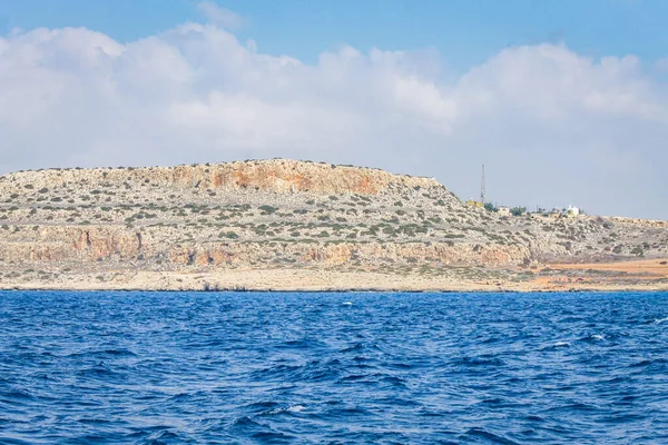 Liten backwater omgiven av en sten klippa med azurvatten på Cypern — Stockfoto