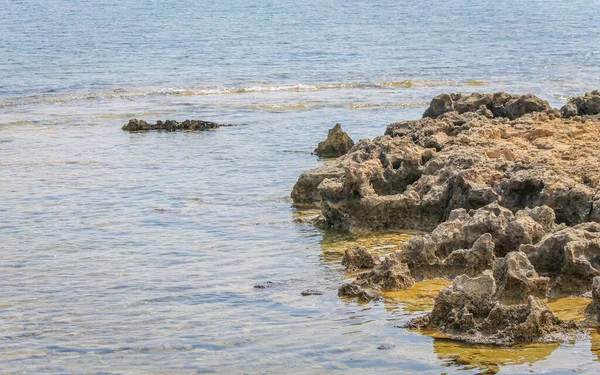 Μικρό ρηχό θαλάσσιο ρυάκι με πέτρες κάτω από τον ήλιο — Φωτογραφία Αρχείου