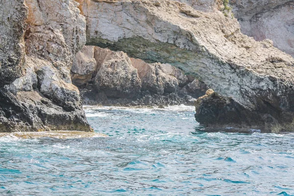 Malá úžina s azurovou vodou poblíž skal na Kypru — Stock fotografie