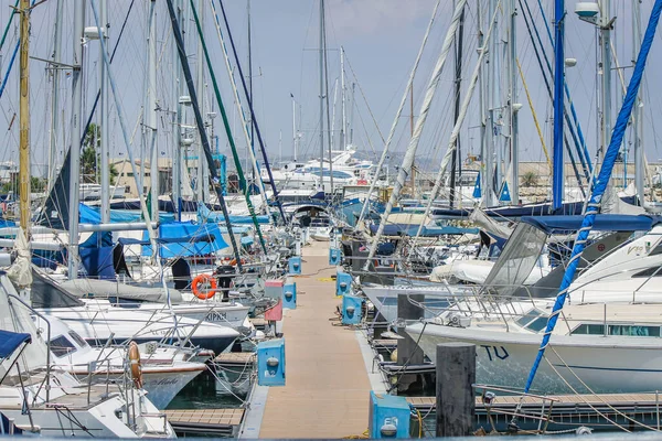 Kıbrıs Rum Kesimi 'nin Ayia Napa kentinde her iki tarafında yatları bulunan bir iskele 