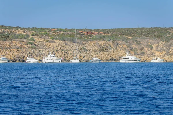 Jachty są ustawione wzdłuż linii brzegowej, widok z morza — Zdjęcie stockowe