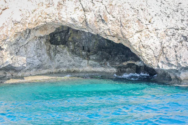 Stor grotta tvättas vid havet i en klippa på Cypern — Stockfoto