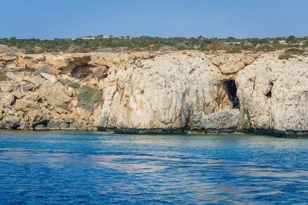Liten backwater omgiven av en sten klippa med azurvatten på Cypern — Stockfoto