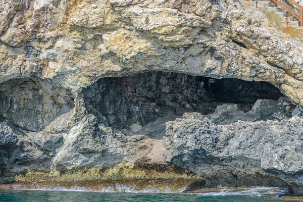 Velká jeskyně vyplavená u moře ve skále na Kypru — Stock fotografie