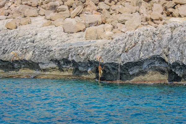 キプロスの紺碧の水と石の崖に囲まれた小さな背水 — ストック写真