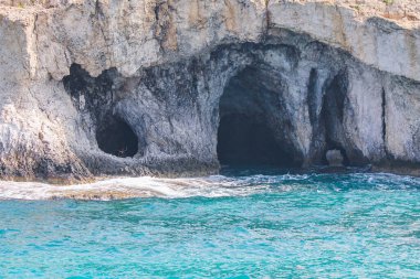 Kıbrıs 'ta bir kayanın içinde deniz tarafından yıkanan büyük bir mağara