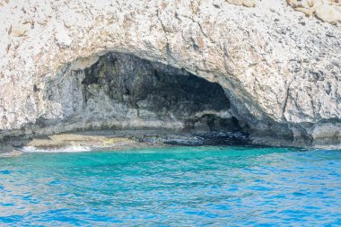 Kıbrıs 'ta bir kayanın içinde deniz tarafından yıkanan büyük bir mağara