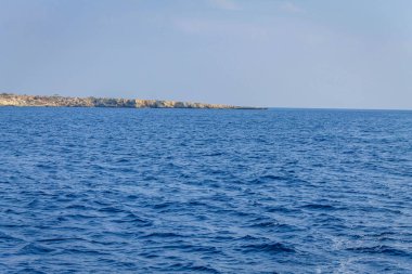 Açık mavi gökyüzü ve mavi deniz arasındaki ufuk çizgisi