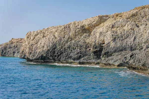 Pobřeží moře s útesy mizejícími na obzoru — Stock fotografie